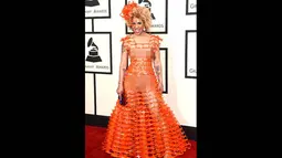 Penyanyi Joy Villa membalut tubuhnya dengan bahan daur ulang berwarna oranye saat menghadiri acara Grammy Awards 2015 di Staples Center, Los Angeles, AS, Minggu (8/2). (Jason Merritt/Getty Images/AFP)
