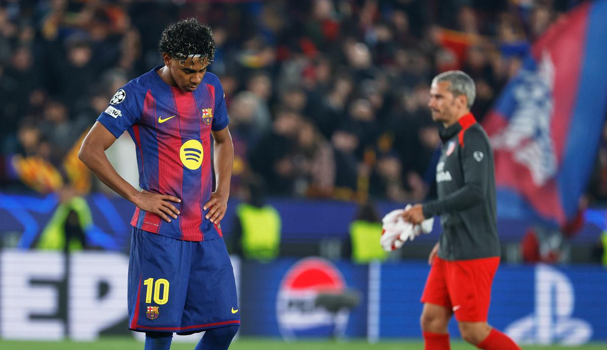 Pemain Barcelona, Lamine Yamal, tertunduk lesu setelah ditaklukkan Atletico Madrid pada leg pertama perempat final Liga Champions 2025/2026 di Stadion Camp Nou, Kamis (9/4/2026). (AP Photo/Joan Monfort)
