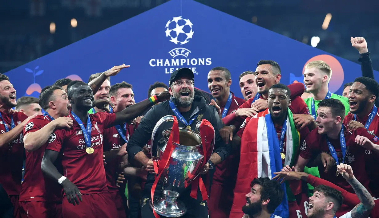 Jurgen Klopp. Pelatih asal Jerman berusia 54 tahun yang telah membesut Liverpool selama 7 musim sejak didatangkan dari Borussia Dortmund pada awal musim 2015/2016 ini mampu membawa Borussia Dortmund dan Liverpool berlaga di final Liga Champions. Bersama Dortmund ia melakukannya satu kali pada musim 2012/2013 saat kalah 0-1 dari Bayern Munchen. Sementara Liverpool dibawanya 3 kali ke final, musim 2017/2018, 2018/2019 dan 2021/2022. Hanya musim 2018/2019 Liverpool dibawanya juara usai mengalahkan Tottenham Hotspur 2-0. (AFP/Paul Ellis)