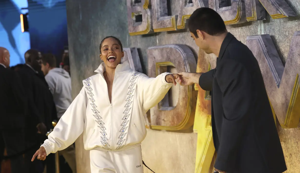 Quintessa Swindell dan Noah Centineo berpose untuk fotografer setibanya di pemutaran perdana film 'Black Adam' di London pada Selasa, 18 Oktober 2022. Black Adam menyajikan cerita asal usul antihero DC, Teth Adam. (Photo by Vianney Le Caer/Invision/AP)