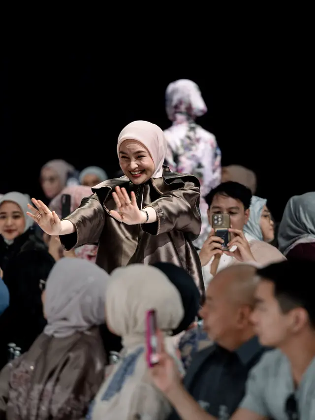 Eksplorasi Karya dan Rasa ala Ria Miranda Signature Jelang Usia 17 Tahun, Potongan Balon dan Celana Harem Dikreasikan Ulang