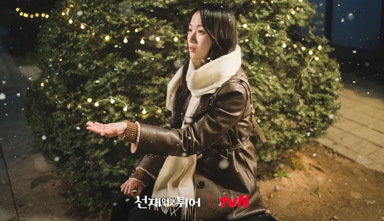 Still cut yang baru dirilis menampilkan Im Sol, yang telah kembali ke usia 34 tahun. Im Sol melebarkan telapak tangannya untuk menangkap kepingan salju yang berjatuhan dengan mata kosong. (Foto: tvN via Soompi)