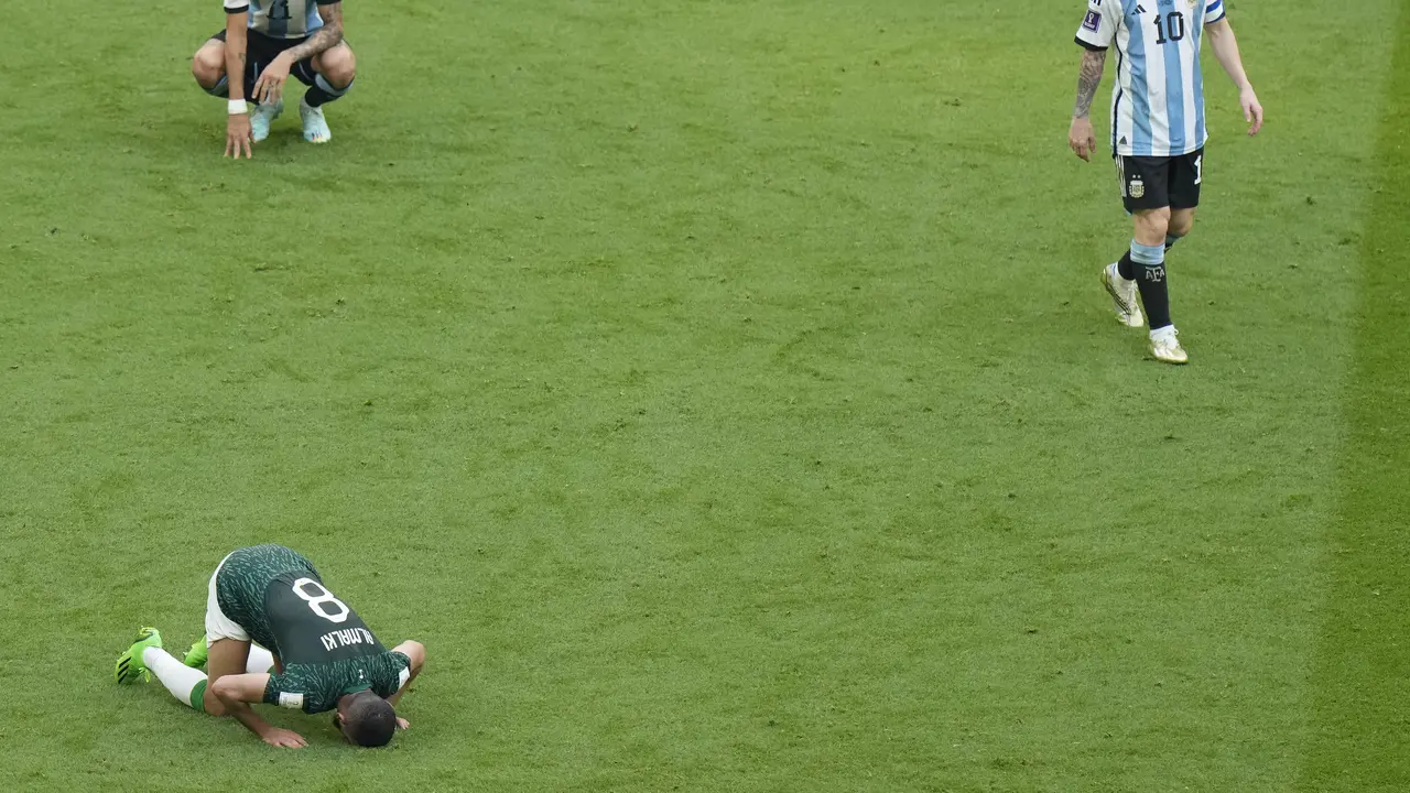 Pemain Timnas Arab Saudi Sujud Syukur