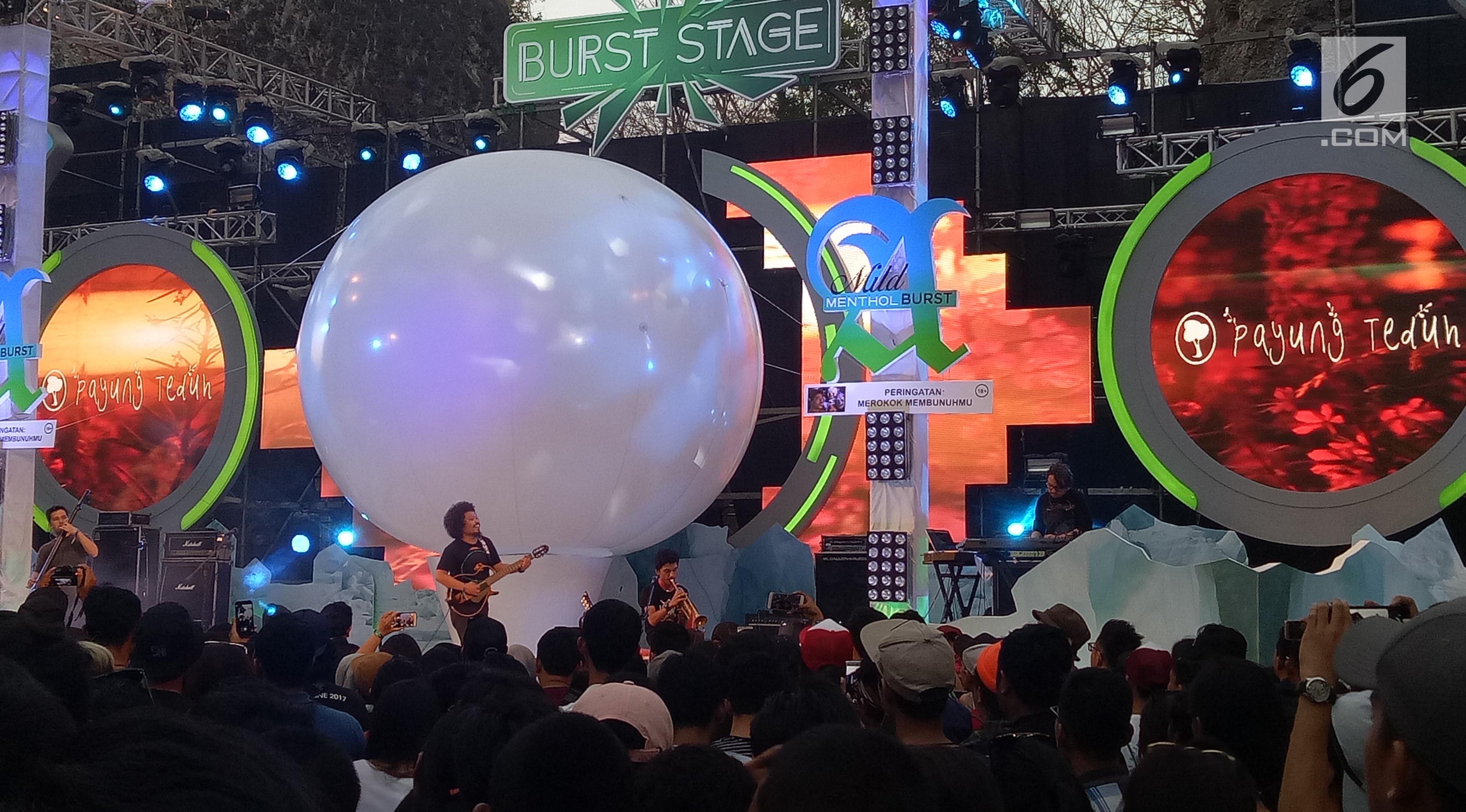 Penampilan Payung Teduh di ajang Soundrenaline 2017. (Ferry Noviandi/Liputan6.com)