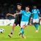 Pemain Frankfurt, Nathaniel Brown (kiri), berebut bola dengan pemain Napoli Matteo Politano pada pertandingan fase&nbsp;liga Liga Champions di Naples, Italia, Rabu,&nbsp;5 November 2025. (AP Photo/Gregorio Borgia)