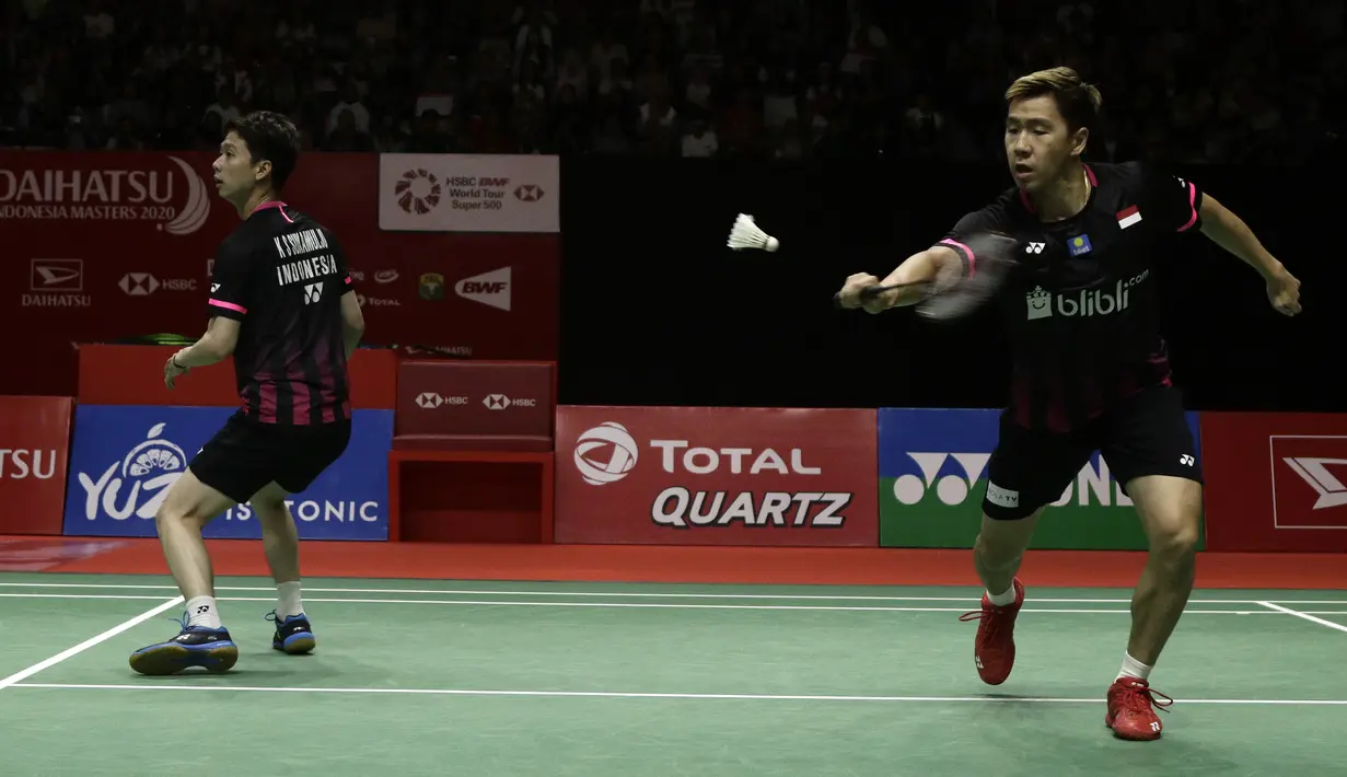Ganda putra Indonesia, Kevin Sanjaya Sukamuljo/Marcus Fernaldi Gideon, saat menghadapi ganda Malaysia, Aaron Chia/Soh Wooi Yik, pada laga Indonesia Masters 2020 di Istora Senayan, Jakarta, Sabtu (18/1). Kevin/Marcus menang dua gim dengan skor 21-19 dan 21-19. (Bola.com/Yoppy Renato)