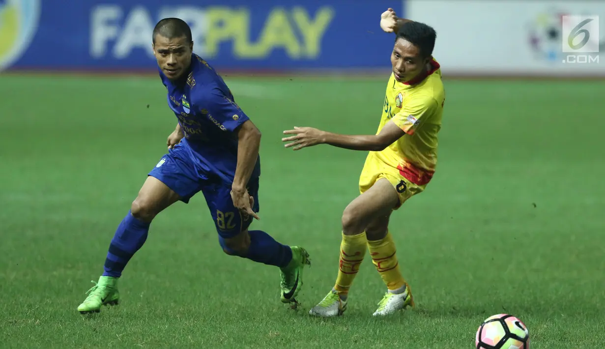 Pemain depan Persib, Tantan (kiri) berusaha melewati kawalan gelandang Bhayangkara FC, Evan Dimas dilanjutan Liga 1 Indonesia di Stadion Patriot Candrabhaga, Bekasi, Minggu (4/6). Bhayangkara FC menang 2-0. (Liputan6.com/Helmi Fithriansyah)