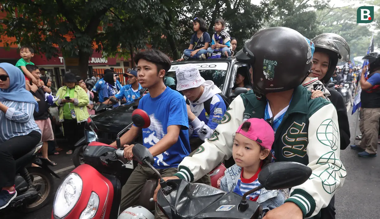 Mereka melakukan pawai berkeliling kota Bandung. Dimulai dari daerah Pasteur hingga berkahir di Gedung Sate. (Bola.com/M Iqbal Ichsan)