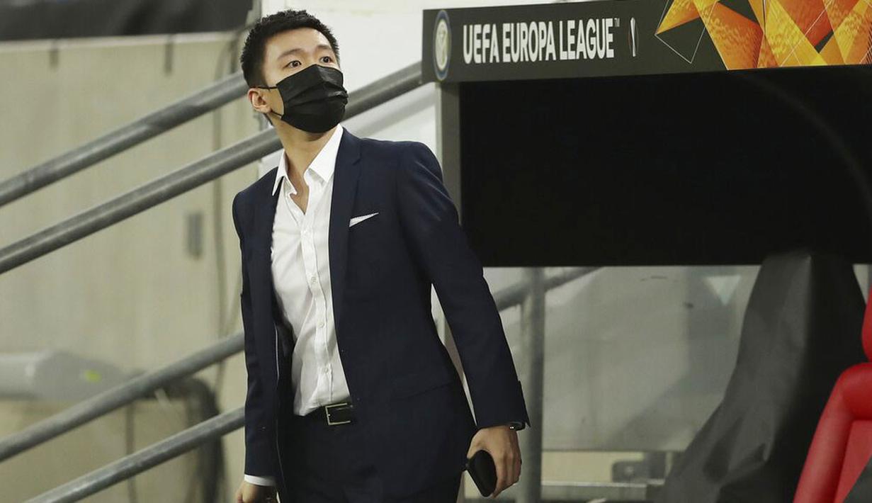 Presiden Inter Milan, Steven Zhang, saat hadir menyaksikan pertandingan melawan Shakhtar Donetsk pada laga semifinal Liga Europa di Dusseldorf Arena, Selasa (18/8/2020). Inter Milan akan berjumpa Sevilla di final. (Lars Baron/Pool via AP)
