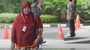 Panitera Pengganti PN Tangerang Tuti Atika saat tiba di gedung KPK, Jakarta, Selasa (24/4). Tuti Atika diperiksa terkait kasus suap penangan perkara di Pengadilan Negeri Klas I A Khusus Tangerang. (Merdeka.com/Dwi Narwoko)