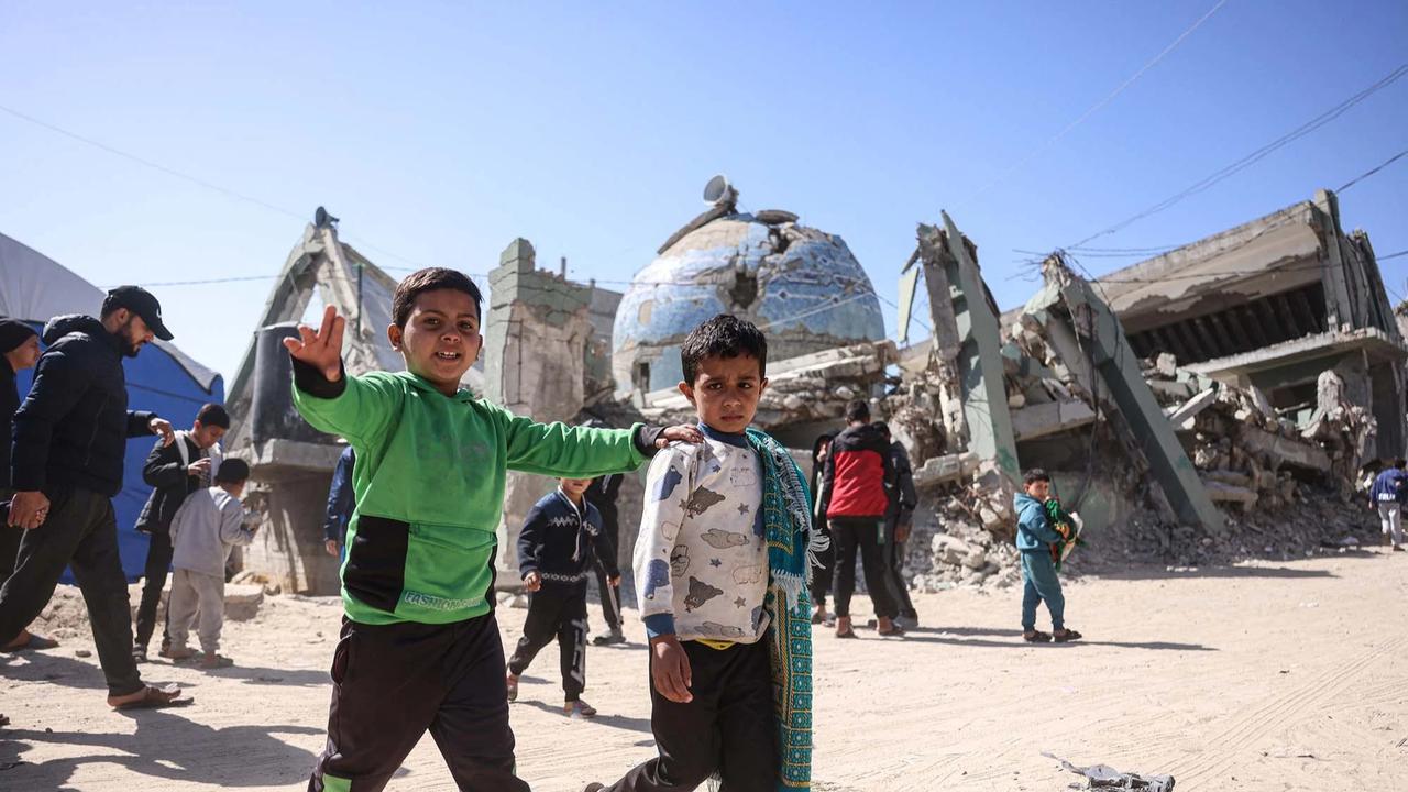 FOTO: Salat Jumat Pertama Ramadan di Tengah Reruntuhan Gaza