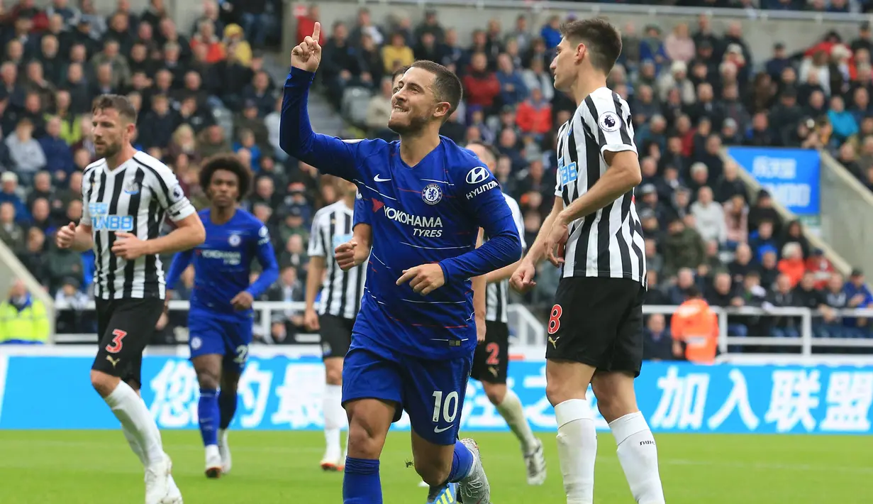 Eden Hazard. Sayap kiri Belgia berusia 31 tahun yang kini memasuki musim ke-4 berseragam Real Madrid ini tercatat sempat membela Chelsea selama 7 musim mulai 2012/2013 hingga 2018/2019. Ia total mencetak 17 gol bagi Chelsea dari titik penalti di Liga Inggris dari 19 kesempatan. Dua penalti yang gagal berbuah gol dialaminya ke gawang Julian Speroni (Crystal Palace) pada musim 2014/2015 dan Willy Caballero (Manchester City) pada musim 2016/2017. (AFP/Lindsey Parnaby)