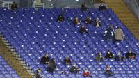 Penonton saat menyaksikan pertandingan antara AS Roma melawan Juventus di Stadion Olimpico, Roma, pada laga Serie A, Minggu (27/9/2020). Sejumlah liga di Eropa telah mengijinkan fans menonton langsung pertandingan di stadion. (AP Photo/Gregorio Borgia)