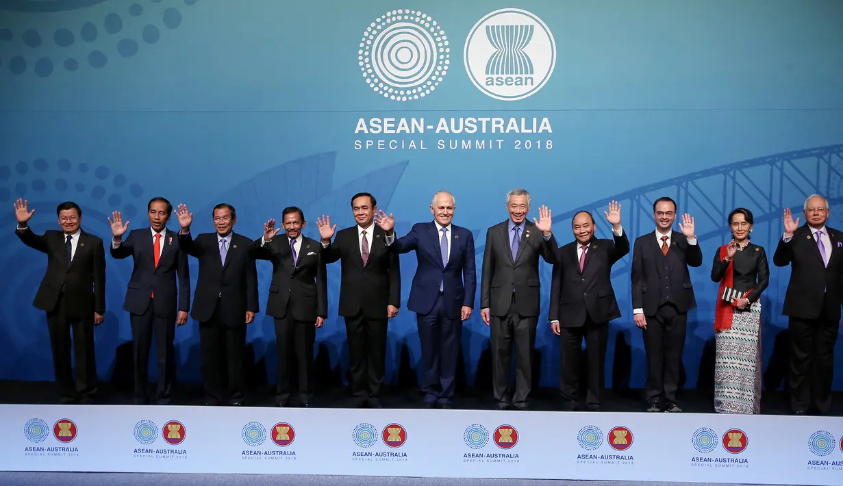 Presiden Joko Widodo (kedua kiri) berfoto bersama pemimpin negara ASEAN dan Australia saat menghadiri ASEAN-Australia Special Summit 2018 di Sydney (17/3). (AP Photo / Rick Rycroft)