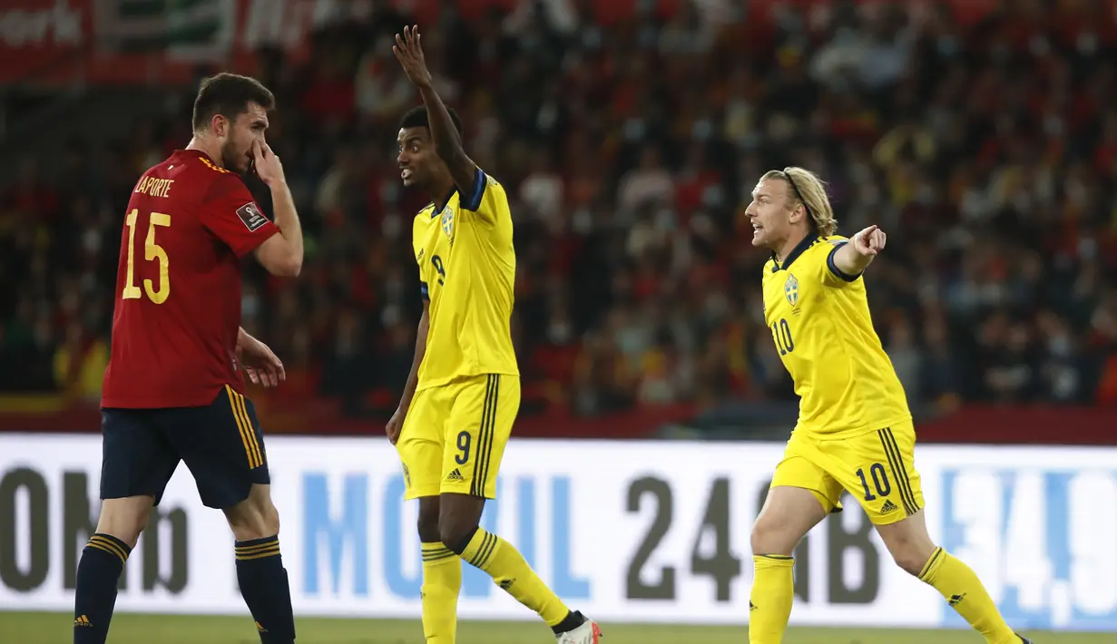 Swedia lebih banyak merespon dengan melancarkan serangan balik. Pada menit ke-16 tembakan jarak jauh Emil Forsberg (kanan) masih melebar dari gawang Spanyol yang dikawal Unai Simon. (AP/Angel Fernandez)