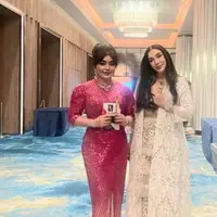 Prof. dr. Deby Vinski M.Sc Ph.D & dr. Natasha Vinski, MBA Raih Penghargaan di Singapura, credit: Prof. Deby