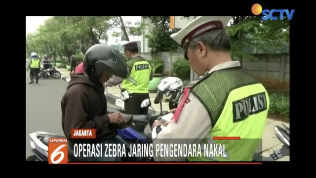 Pemeriksaan kelengkapan surat kendaraan dan kartu anggota juga dilakukan terhadap anggota TNI dan Polri yang melintas.