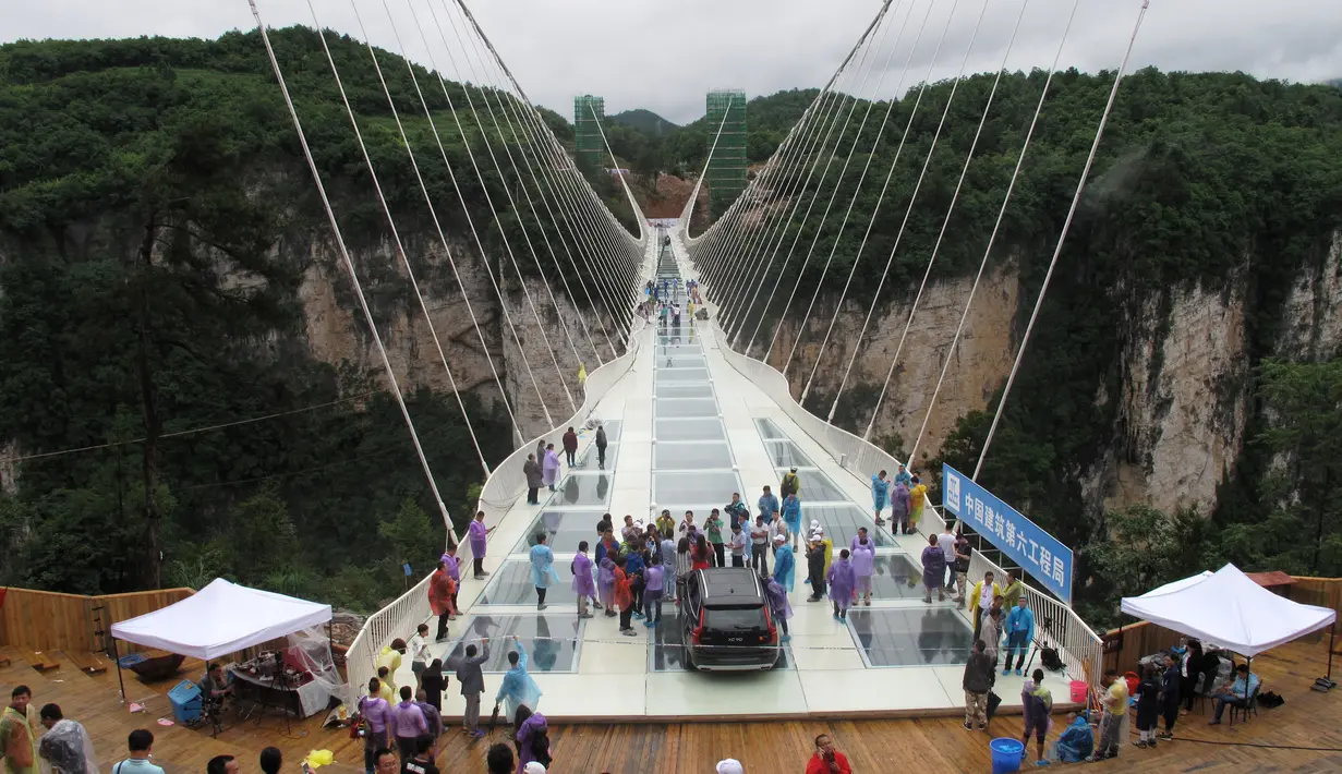  Jembatan sepanjang 430 meter yang menyeverangi tebing di Provinsi Hunan, Cina, (25/6).Uji coba ini menjadi pusat perhatian warga. (REUTERS / Jimmy Guan)