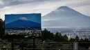 Gunung Fuji pernah tercatat tak kunjung bersalju hingga paling lama 26 Oktober pada 1955 dan 2016. (Yuichi YAMAZAKI/AFP)