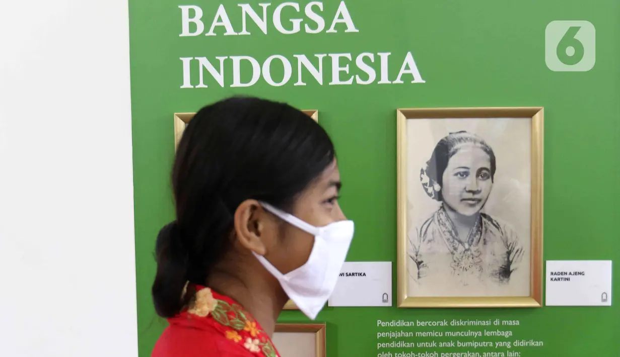 Seorang siswa Sekolah Darurat Kartini melintas di depan foto Kartini saat memeriahkan dan memperingati Hari Kartini di Museum Kebangkitan Nasional (ex Gedung Stovia), Jakarta, Kamis (21/4/2022). Kegiatan tersebut digelar untuk memeriahkan dan memperingati Hari Kartini. (Liputan6.com/Herman Zakharia)