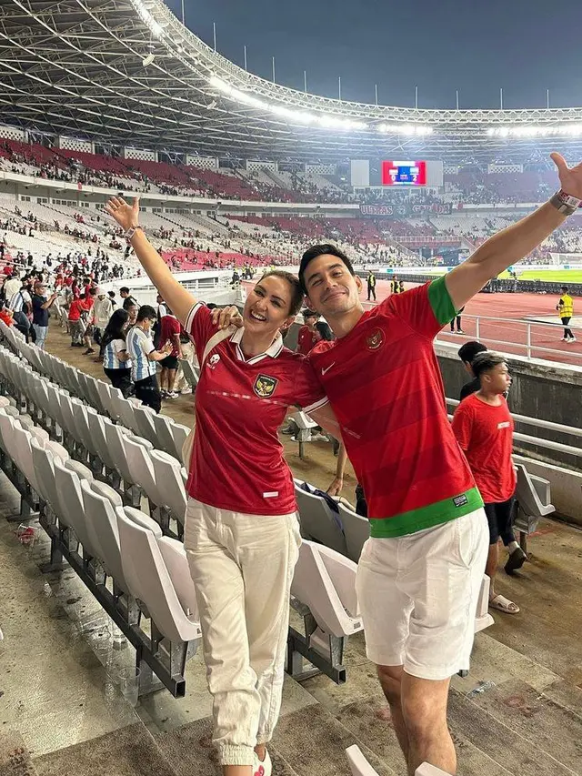 6 Gaya Artis Nonton FIFA Matchday Indonesia vs Argentina, Aurel Hermansyah hingga Donna Agnesia