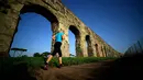 Seorang pejalan kaki berjalan diantara bagian saluran air Claudio di jaman Romawi Kuno. (AFP/Filippo Monteforte/wwn)