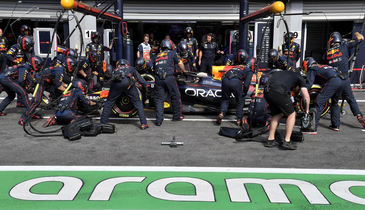Sempat kehilangan posisinya sebagai pemimpin balapan setelah pit stop, Max Verstappen berusaha membuntuti Carlos Sainz dan akhirnya menyalipnya di Kemmel Straight. Juara bertahan Formula 1 2021 itu mampu memimpin sekitar 4 detik atas Sainz pada lap ke-20. (AP/Olivier Matthys)