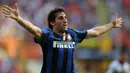 Selebrasi striker Inter Milan, Diego Milito setelah mencetak gol ke gawang Parma pada laga Liga Italia 2009/2010 di San Siro Stadium, Milan (13/9/2009). Didatangkan dari Genoa pada awal musim 2009/2010, Diego Milito langsung moncer di musim debutnya bersama Inter Milan dengan mencetak 30 gol di semua ajang dengan rincian 22 gol di Serie A, 2 gol di Coppa Italia dan 6 gol di Liga Champions. (AFP/Alberto Pizzoli)