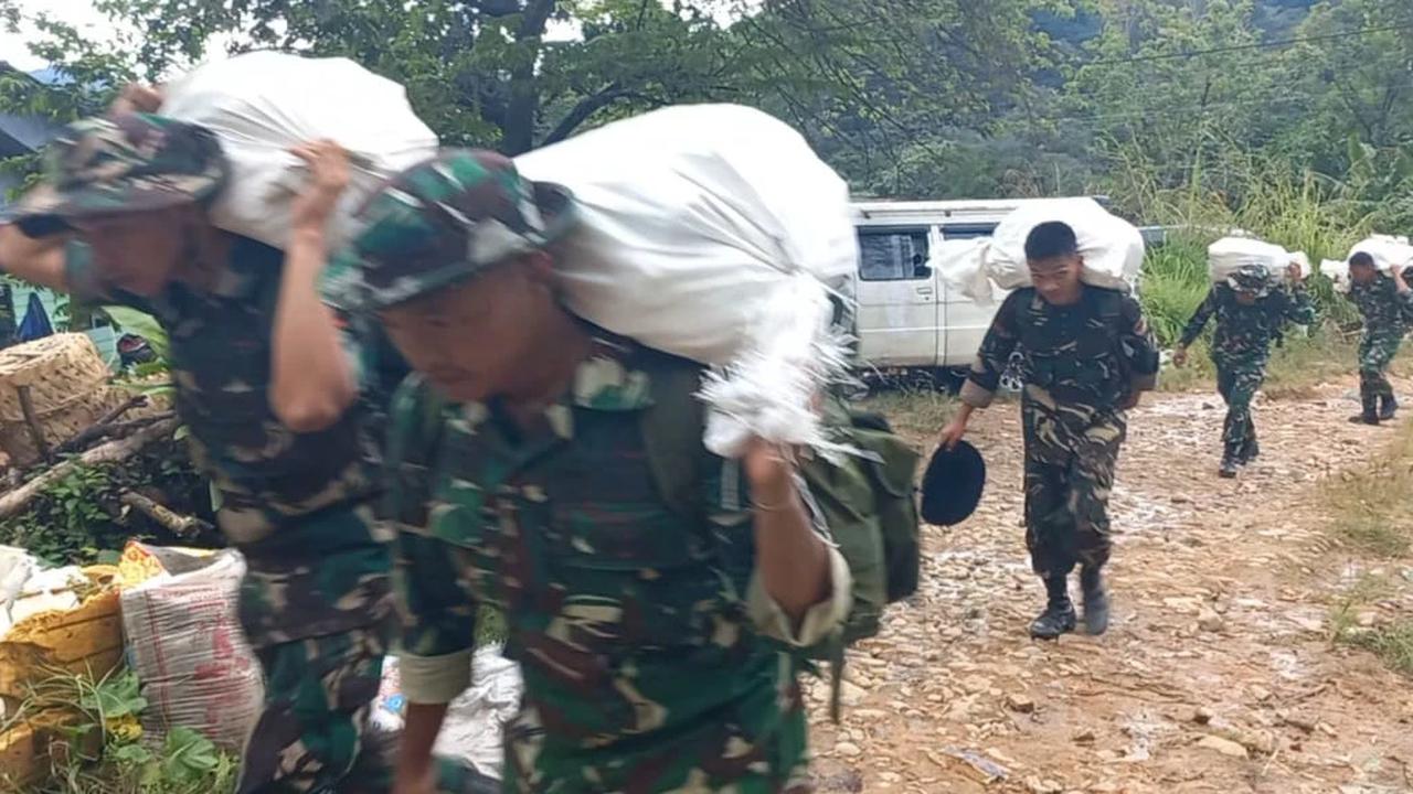 Terjang Cuaca Buruk dan Medan Ekstrem, Satgas Gulbencal–Yonif TP 905/TS Tetap Antar Logistik ke Bonan Dolok