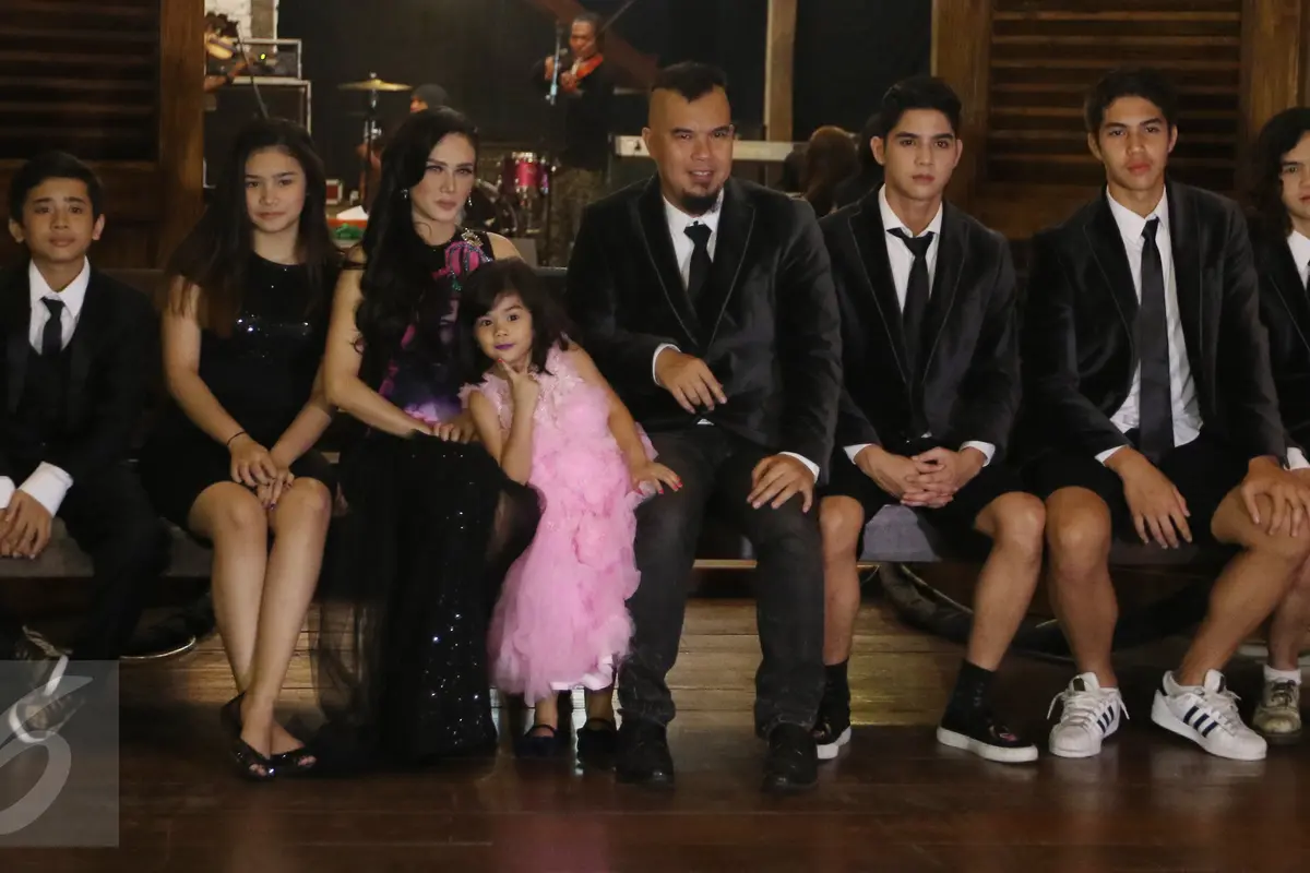 Keluarga Ahmad Dhani dan Mulan bersama anak-anaknya