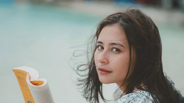 Potret Prilly Latuconsina santai di pantai credit: (https://www.instagram.com/prillylatuconsina96/)