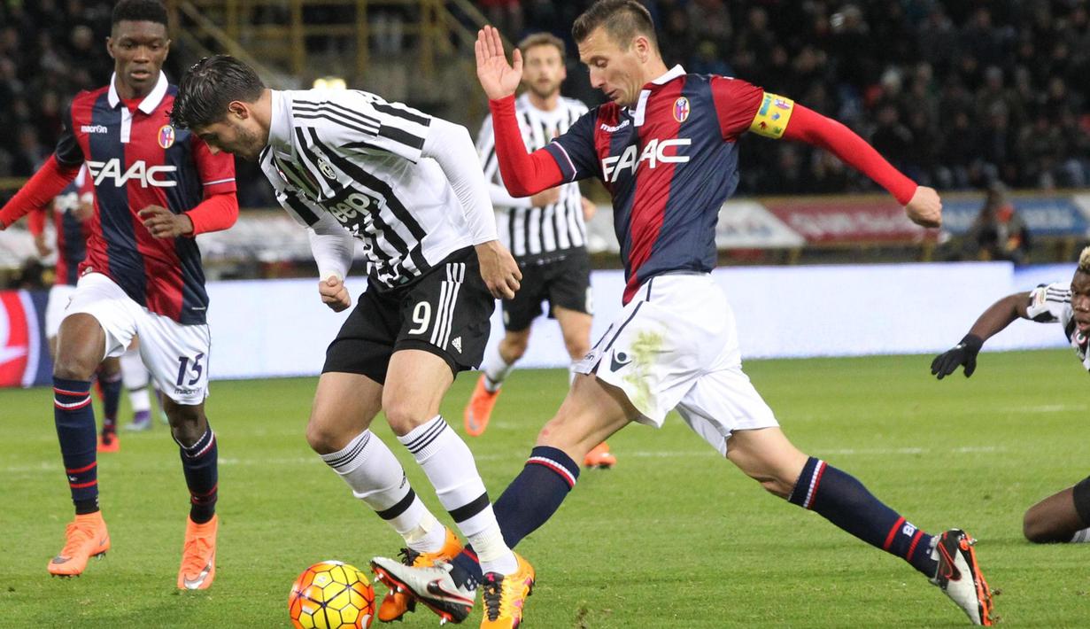 Pergerakan pemain Juventus, Alvaro Morata, berusaha dihentikan pemain Bologna, Daniele Gastaldello, dalam laga Serie A Italia di Stadion Renato Dall'Ara, Bologna,Sabtu (20/2/2016) dini hari WIB. (EPA/Giorgio Benvenuti)