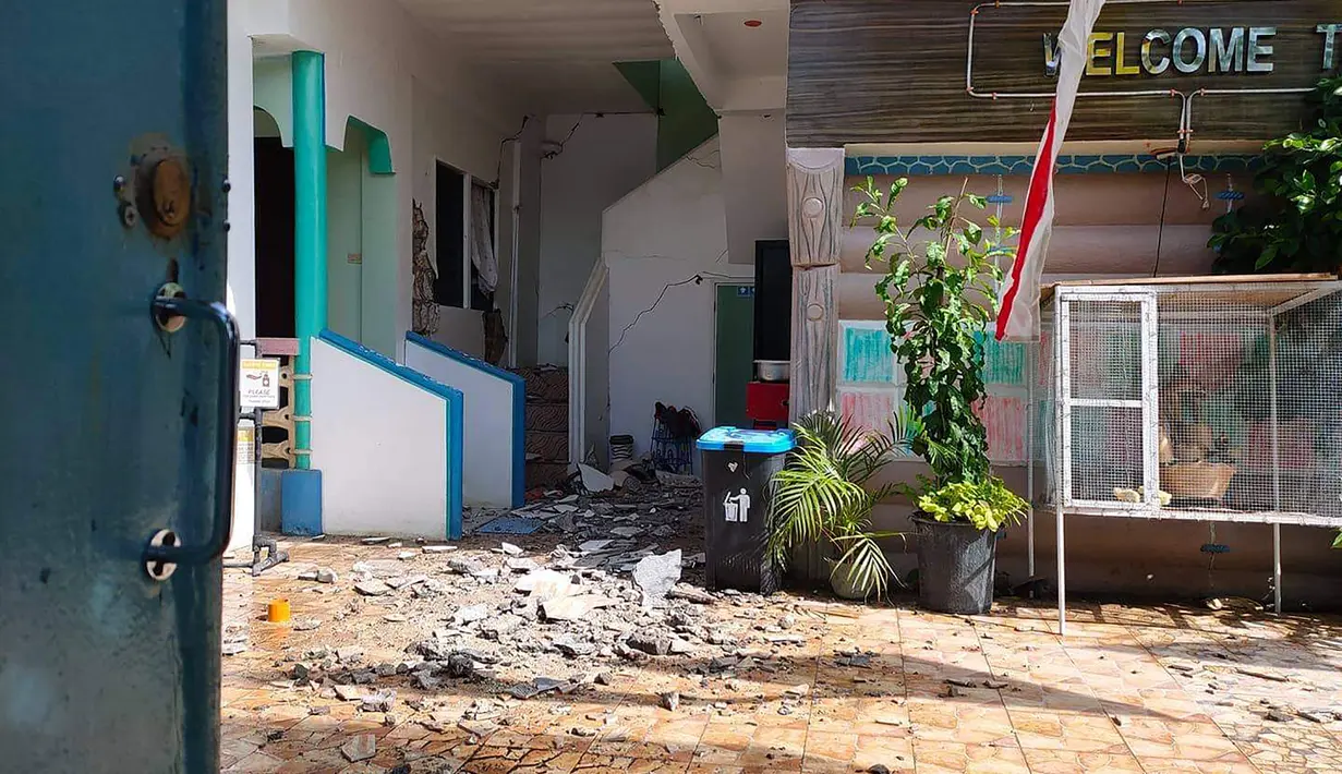 Puing-puing berserakan di sebuah rumah setelah gempa berkekuatan besar melanda Cataingan, provinsi Masbate, Filipina tengah (18/8/2020). (John Mark Lalaguna/Philippine National Red Cross via AP)