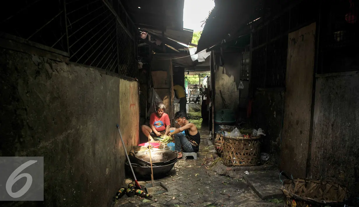 Pekerja menyiapkan sayur untuk hidangan di Lapo kawasan kuliner khas daerah, Senayan, Jakarta, Rabu (18/1). Penutupan itu terkait pembangunan fasilitas penunjang kegiatan Asian Games 2018 mendatang. (Liputan6.com/Yoppy Renato)