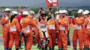 Kemenangan pembalap Spanyol. Marc Marquez, disambut beberapa petugas lapangan Sirkuit Katalunya, Montmelo, Barcelona, (15/6/2014). (REUTERS/Josep Lago)