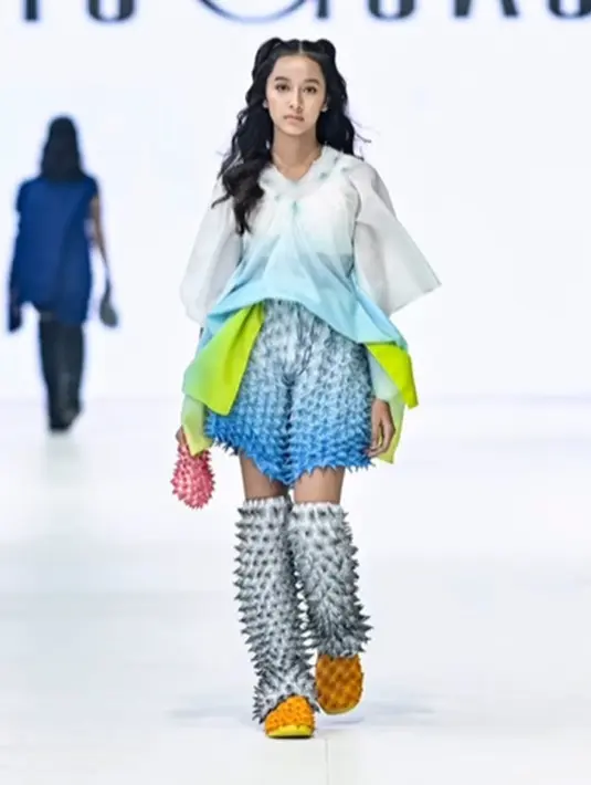 Tak hanya Aurelie, ada Widuri putri dari pasangan Dwi Sasono dan Widi Mulia pun tampil di panggung FUGUKU. Widuri tampil mengenakan koleksi FUGUKU bernuansa putih-biru. [Foto: Instagram/nonitarespati]