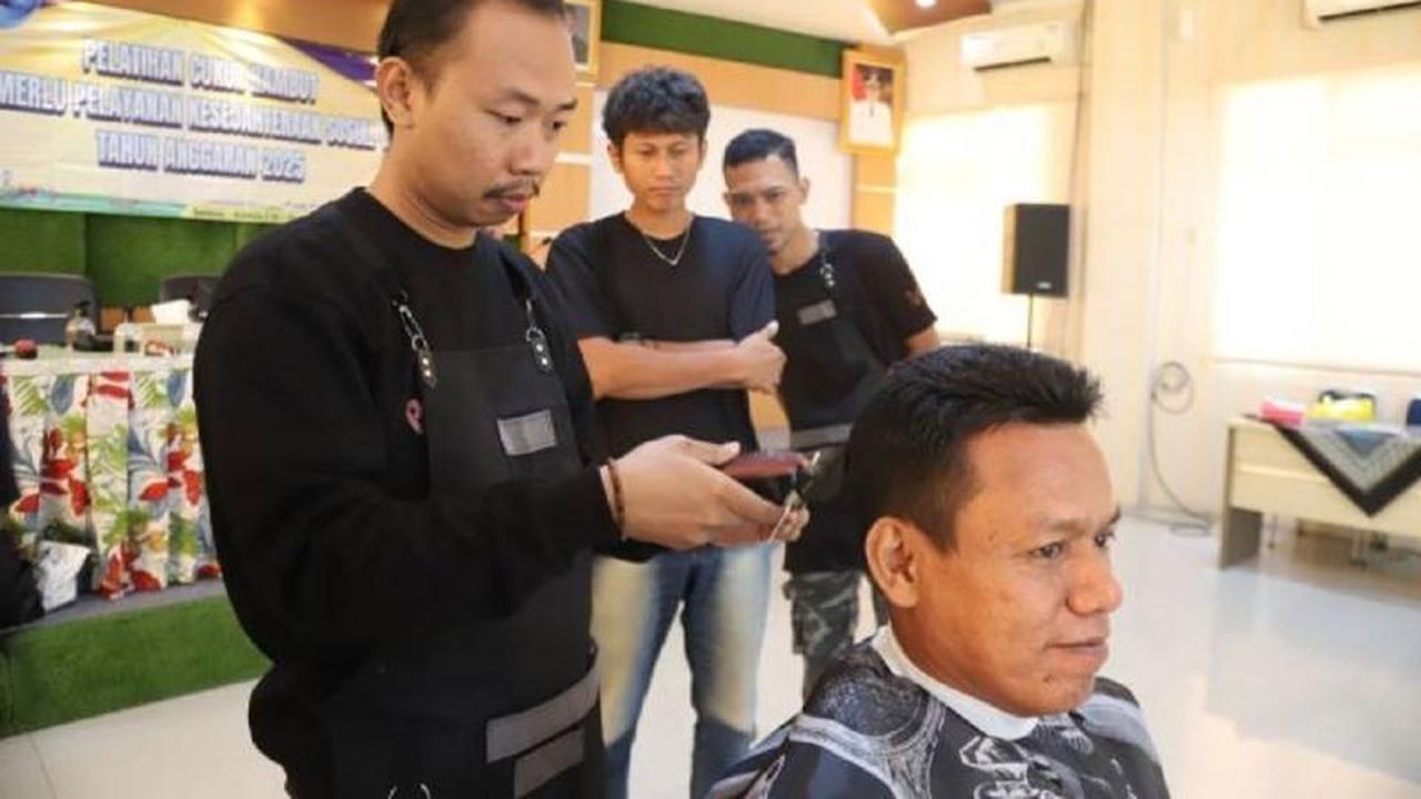 Dinsos Tangerang Buka Pelatihan Cukur Rambut Gratis, Tingkatkan Keterampilan Warga