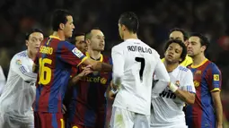 Barcelona vs Real Madrid. Jose Mourinho bersama Real Madrid kalah telak 0-5 dari tuan rumah Barcelona dalam laga El Clasico Liga Spanyol 2010/2011, 29 November 2010. Kapten Tim Real Madrid, Sergio Ramos diusir wasit di ujung laga akibat menendang Lionel Messi. (AFP/Javier Soriano)