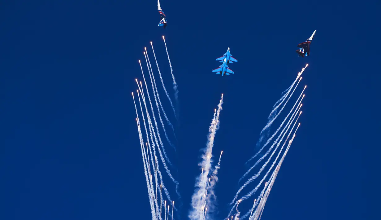 Ksatria Rusia melakukan aksi setelah melepaskan sekam di Dubai Air Show di Dubai, Uni Emirat Arab (14/11/2021). Di acara ini industri pewsawat terbang memamerkan hasil karya mereka, tak terkecuali Boeing dan Airbus. (AP Photo/Jon Gambrell)