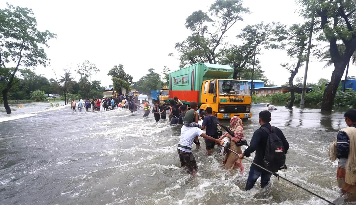 Banjir juga menyebabkan terputusnya perjalanan dan komunikasi antara ibu kota, Dhaka, dan kota pelabuhan Chattogram karena sebagian jalan raya utama terendam air. (Foto oleh AFP)