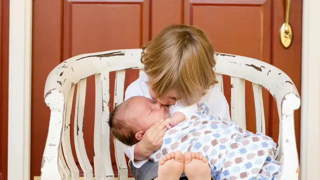 Cara Membantu Kakak agar Tetap Merasa Diperhatikan Setelah Adik Lahir