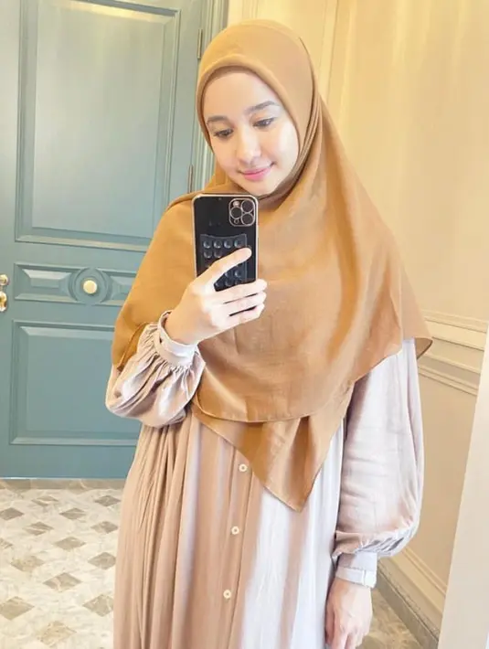 Perubahan penampilan Laudya Cynthia Bella berbalut hijab syar’i menuai pujian dari warganet. Banyak yang memujinya semakin cantik dan anggun. @laudyacynthiabella.