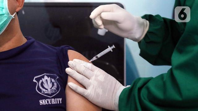 FOTO: Tenaga Kesehatan di Tangerang Selatan Mulai Disuntik Vaksin COVID-19