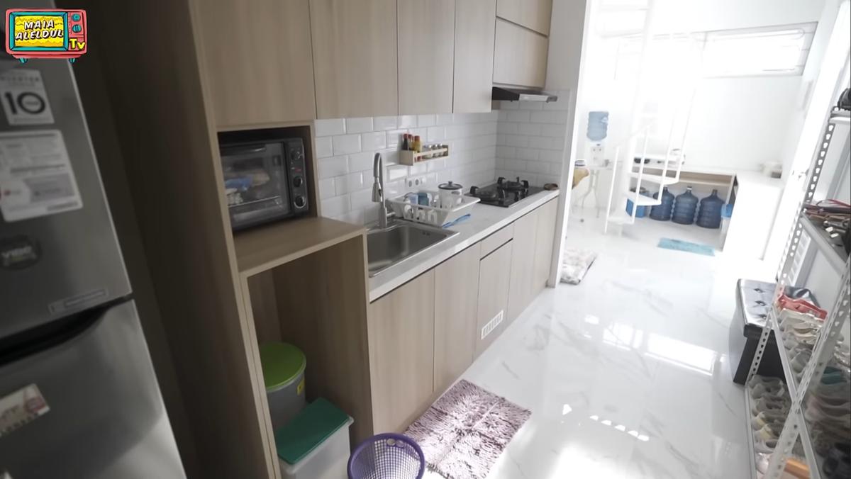 Disebut Calon Mertua Fuji, 5 Potret Dapur Mungil Venna Melinda di Rumah Mewahnya - Minimalis Bernuansa Putih