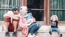 Meski memiliki tiga orang anak yang masih di bawah lima tahun, Enno juga enggan menggunakan jasa babysitter. Lantas apa alasannya tak menggunakan jasa pengasuh anak? (instagram/ennolerian_)