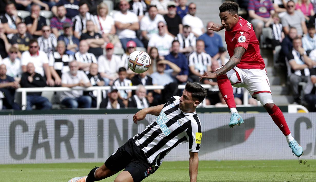 Nottingham yang jor-joran di bursa transfer berusaha tampil maksimal dengan memainkan pemain barunya seperti Jesse Lingard. Akan tetapi, klub promosi ini belum cukup tangguh untuk bisa memetik tiga poin di pekan perdana Premier League. (Richard Sellers/PA via AP)