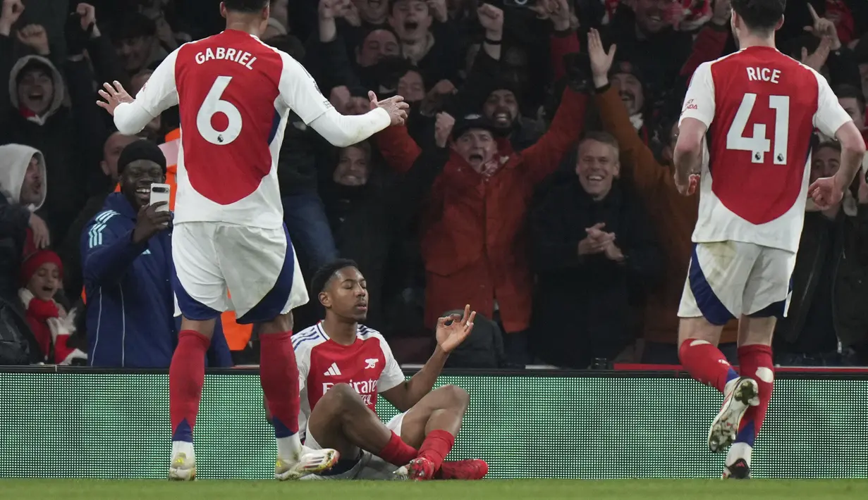 Pemain Arsenal, Myles Lewis-Skelly melakukan selebrasi setelah mencetak gol ketiga timnya ke gawang Manchester City dalam laga lanjutan Liga Inggris 2024/2025 di Emirates Stadium, London, Minggu (03/02/2025). (AP Photo/Alastair Grant)