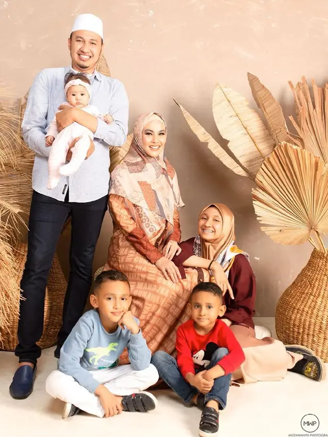 6 Potret Kebersamaan Kartika Putri dan Keluarga Kecilnya, Harmonis