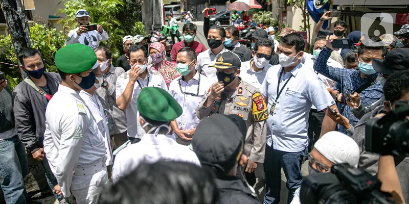 FOTO: Polisi Kembali Layangkan Surat Pemanggilan Rizieq Shihab di Petamburan