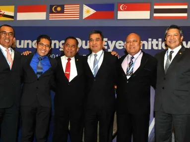 Menhan RI Ryamizard Ryacudu berangkulan dengan perwakilan lima negara ASEAN saat soft launching Our Eyes di Bali, Kamis (25/1). Kelima negara adalah Brunei, Malaysia, Filipina, Thailand, dan Singapura. (Liputan6.com/Pool/Yudi Karnaedi)
